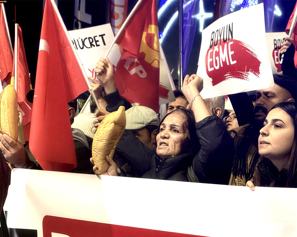 Dört kişilik bir aile için açlık sınırının 30 bin lirayı geçtiği, bir çalışanın yaşayabilmesi için gerekli en düşük ederin 40 bin lira olduğu bir tabloda bugün mecliste görüşülmeye başlanan torba yasada emeklilerin en düşük maaşının 20 bin lira olacağı belirtildi. 

AKP hükümeti