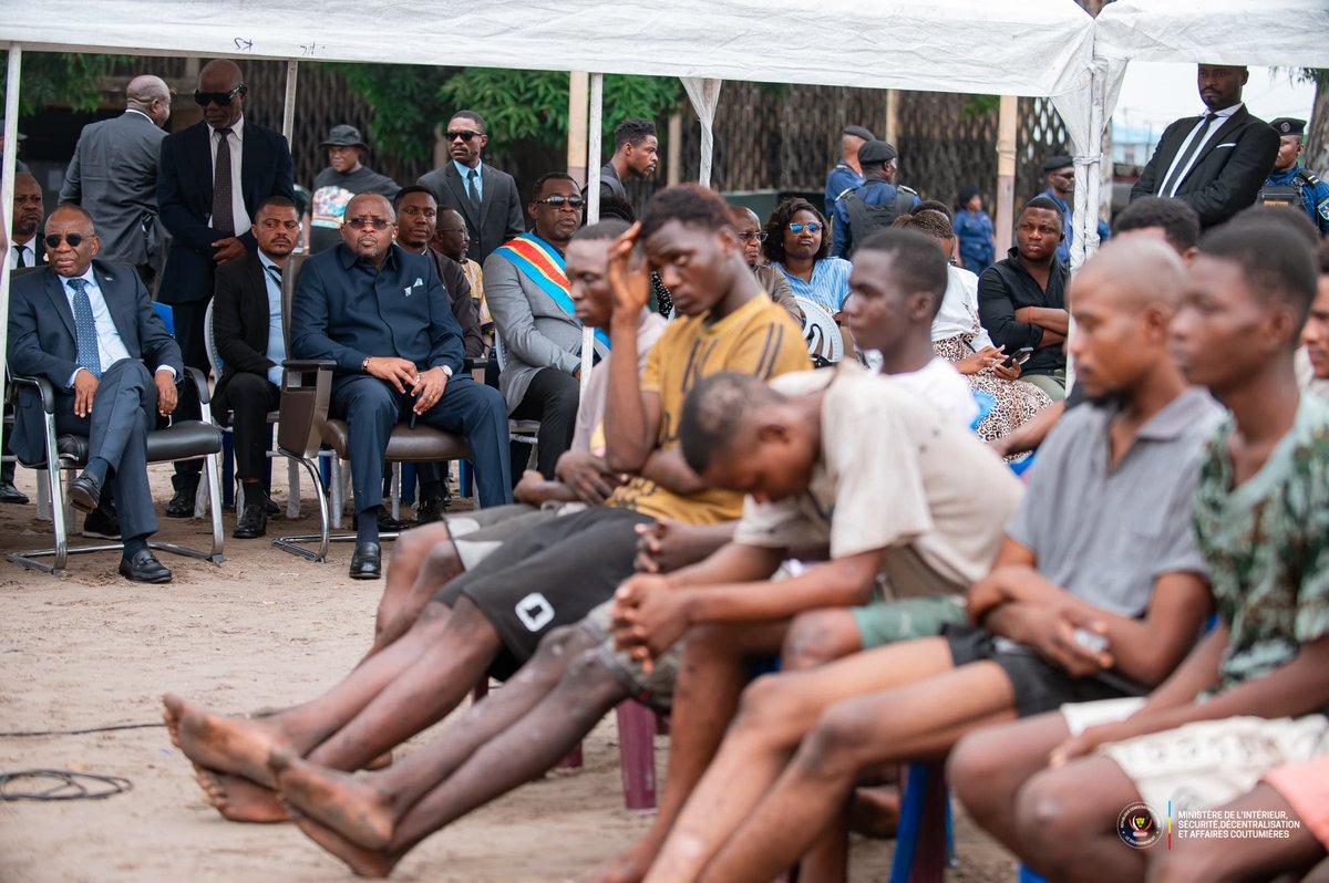 shabani_lukoo's tweet photo. Lutte contre la criminalité urbaine | Opération NDOBO

Les audiences foraines ont démarré contre les présumés bandits urbains interpellés lors des opérations de fin d’année. 207 présumés présentés hier devant les tribunaux de garnison de Matete et Ndjili à Kinshasa.

L’État agit avec fermeté pour restaurer l’ordre et la sécurité.

👉 À suivre en images ⤵️