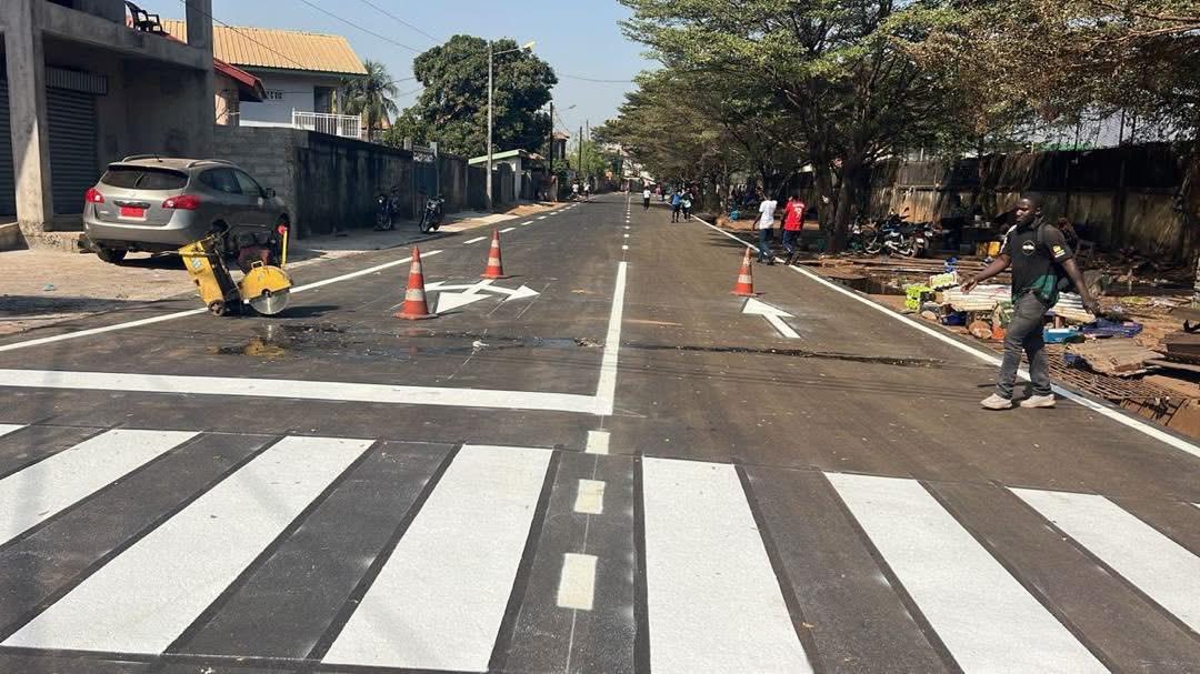FerGuinee's tweet photo. Nongo-Kiroti / T3 : avancée significative des travaux

Les travaux de resurfaçage de la T3 (Nongo–Kiroti) progressent conformément au calendrier. La chaussée est désormais revêtue, avec la mise en place des équipements de sécurité et de la signalisation horizontale. https://t.co/DRq0F8JIZ8