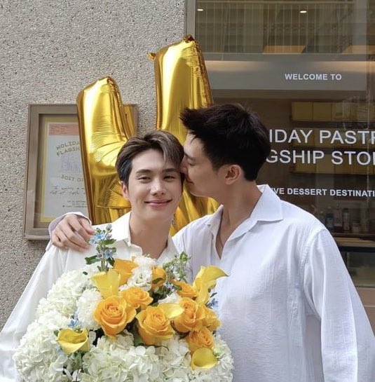 อะไีรนะคะ เปิดตัวตัวจริงหรอคะ 
ใช่ค่ะ หมายถึงเพื่อนรัก 55555555555555