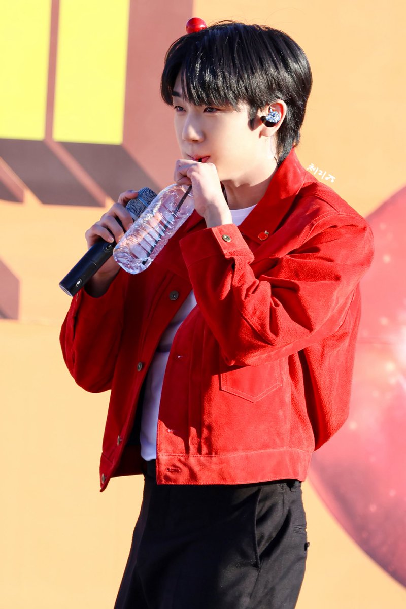 _cherish_71's tweet photo. 251115 포항 기북 사과축제
어느날 머리에서 사과가 자랐다(_thisiappleboy_)
기여운 사과뽀이😆🍎

#최수호 #チェスホ #현역가왕2 #韓日歌王戦 
#애지중지_수호 https://t.co/o8vwDa1kK8