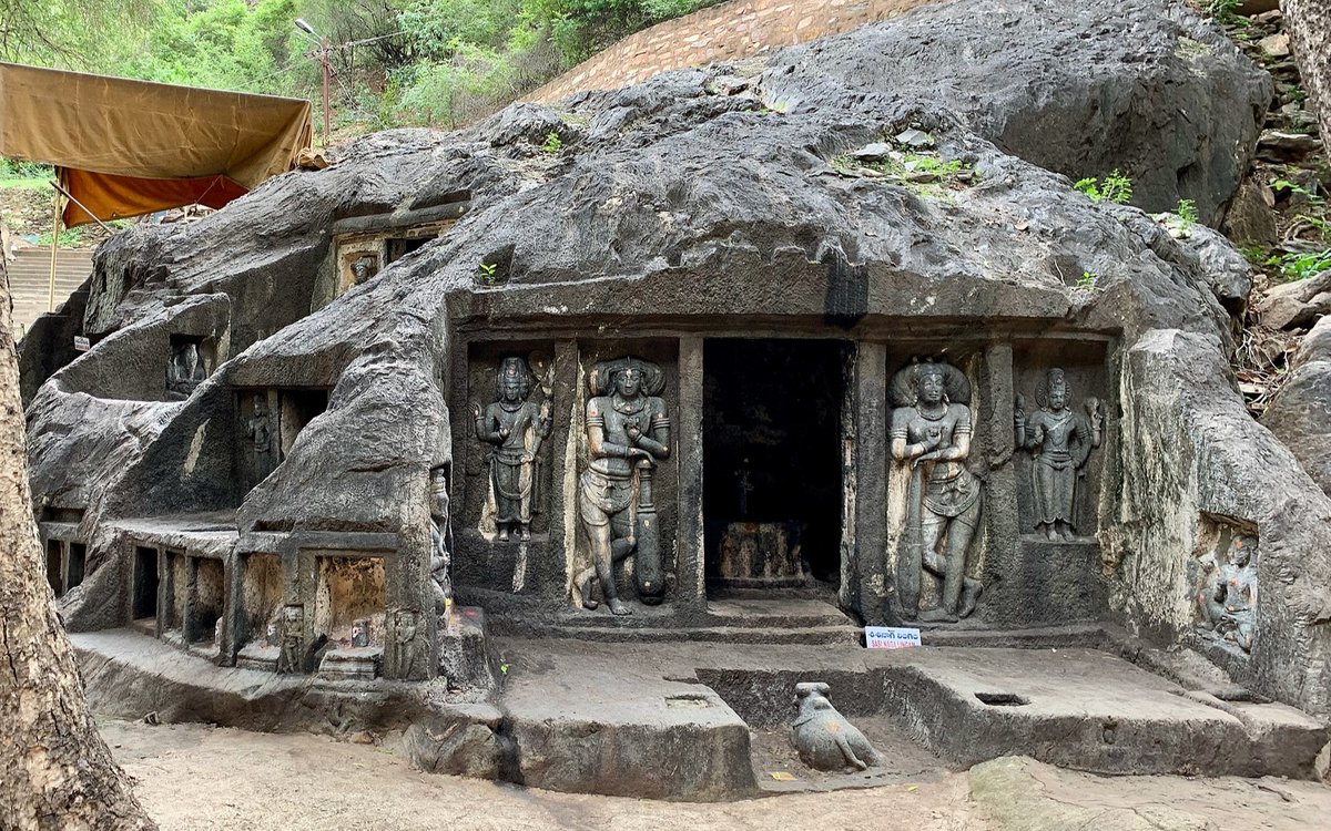 IndiaAesthetica's tweet photo. 1400 years old Bhairavakona rock-cut cave temple complex dedicated to 8 forms of Lord Shiva in Prakasam , Andhra Pradesh 🔱🟤🛕🇮🇳 https://t.co/6cRhYZ3KuV