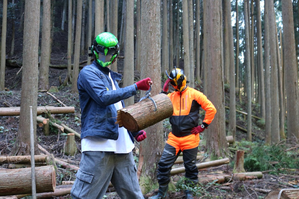 N8_YJ_CRS's tweet photo. ◣◥ 𝔼ℙ𝕀𝕊𝕆𝔻𝔼 ◣◥
#YellowJacket の中堅隊員…
写真はリフティングトングという丸太を運ぶ道具で、細く軽い丸太を架線の届く範囲へ移動させているものだ…

ご覧の通りお調子者でな…
#林業 をしに来たとは思えない『シティーボーイ感』があるな…

実力は確かだがな…
◣◥　 𝔼ℕ𝔻　 ◣◥ https://t.co/5mPbhXM82f