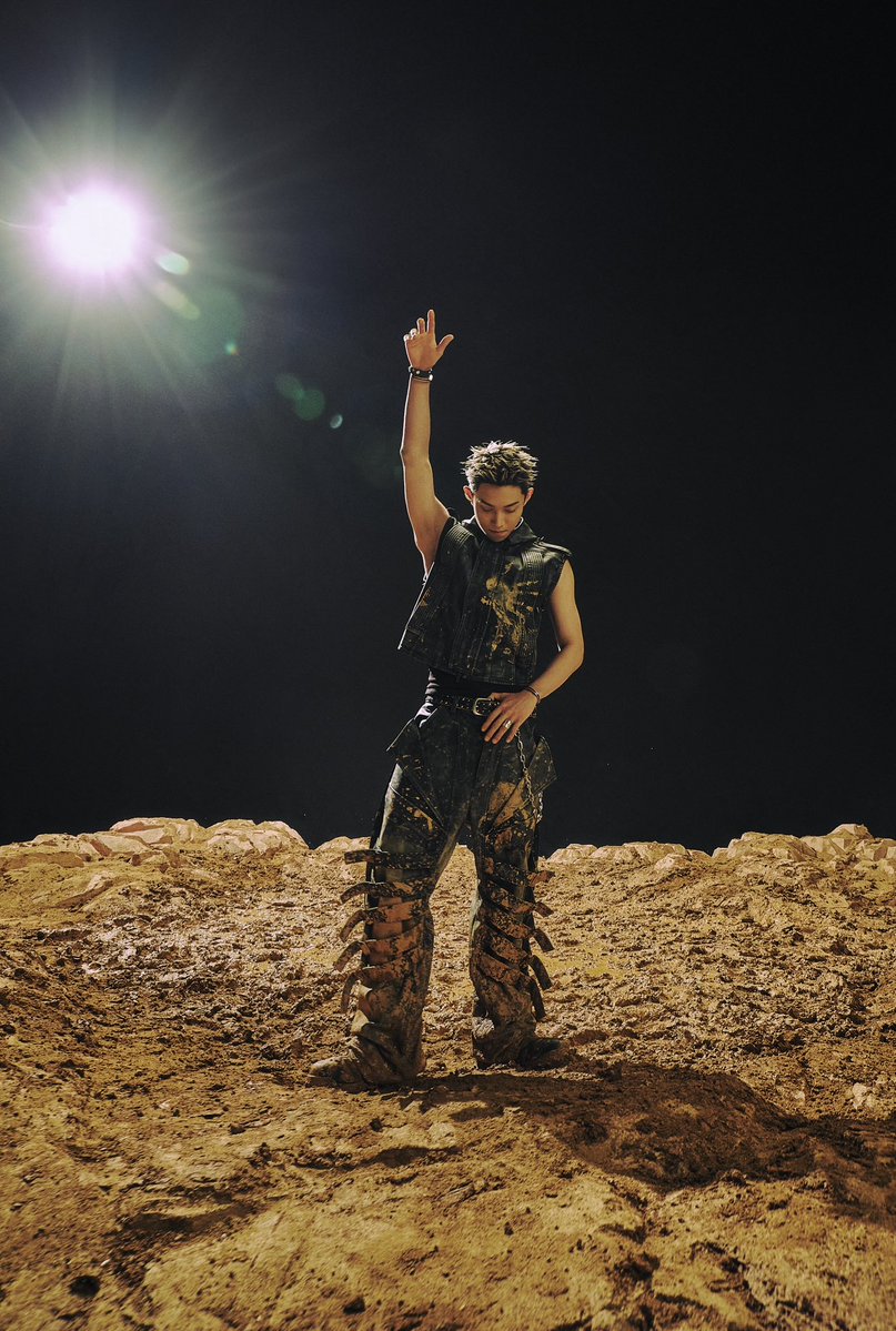 LNGSHOT4sho's tweet image. Moonwalkin’ 🌘
MV out 26.01.13 6PM KST
EP [SHOT CALLERS] 💿

#LNGSHOT #Moonwalkin
#SHOTCALLERS #MOREVISION