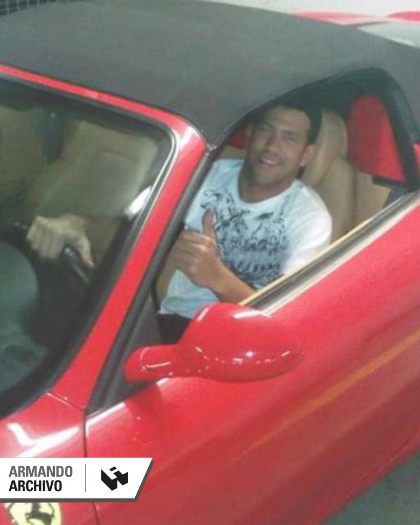 Tras firmar la orden de captura contra Edmundo González, el escándalo se desató en redes sociales. Se filtraron fotografías del juez Edward Briceño montado en un Ferrari antiguo, vistiendo ropas deportivas 
🔗bit.ly/3TSkzAm
#ArmandoHistorias2024