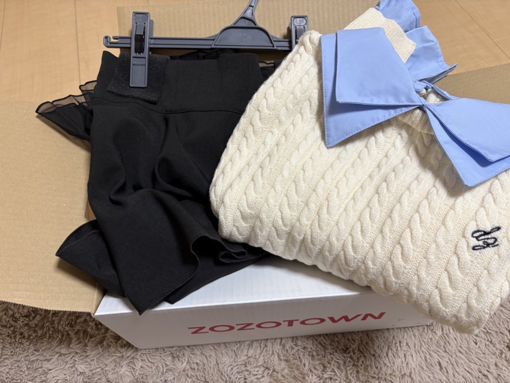aaaaya228's tweet photo. 大好きなお洋服買って白い箱で届いてダブルではっぴー👗
ZOZOでよくお買い物するけど自分の好きなお洋服が届くってだけで楽しくなるよね🥰
#ZOZOセール箱CP 
@zozojp 

まだまだ欲しいお洋服あるからあたるといいなあ〜！！ZOZO様お願いします🙏🏻 https://t.co/JIo96NmQ6v