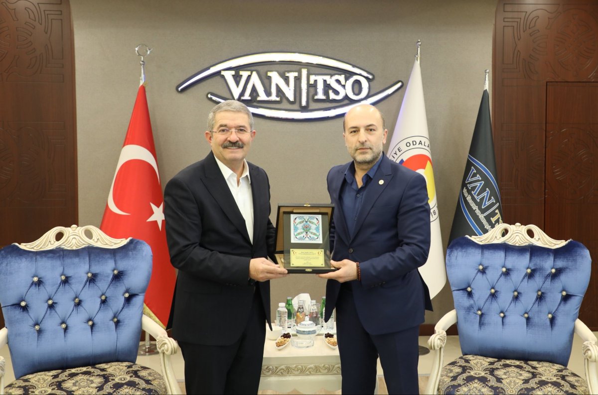 Tüm Etkin Sanayici İş Adamları ve İş Kadınları Federasyonu (TESİAD Federasyonu) Van İl Başkanı Sayın Şeref Gültepe ve il yönetimi; Odamıza nezaket ziyaretinde bulundu. Ziyaret anısına Yönetim Kurulu Başkanımız Necdet Takva'ya plaket takdim edildi.

<a href="/NecdetTakva/">Necdet Takva</a> <a href="/gultepeseref_/">Şeref GÜLTEPE</a>