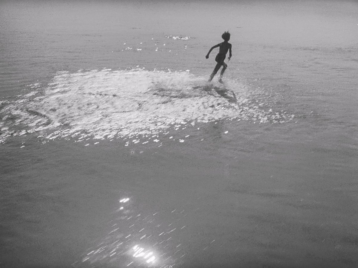 ”어린 시절의 상실은 시(詩)의 시작이다.“ - 안드레이 타르콥스키

이 말은 타르콥스키가 1983년 텔루라이드 영화제 참석 당시 저널리스트 조나단 코트가 크시슈토프 자누시의 통역으로 진행한 전화 인터뷰 ‘시(詩)의 시작’에서 한 말로, 재작년 처음 인터뷰가 공개되었습니다 hauserwirth.com/ursula/the-beg…