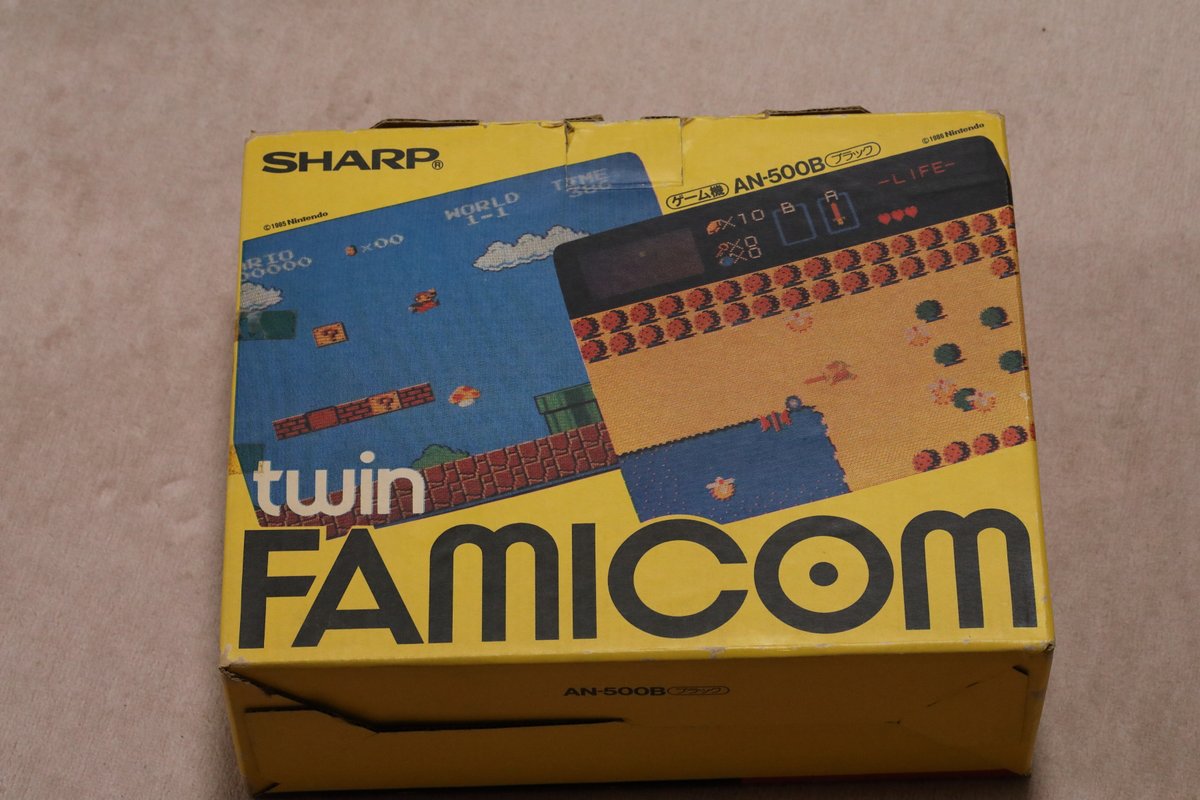 うちの収蔵品，ツインファミコンの箱と取説．もちろん，中身もある．