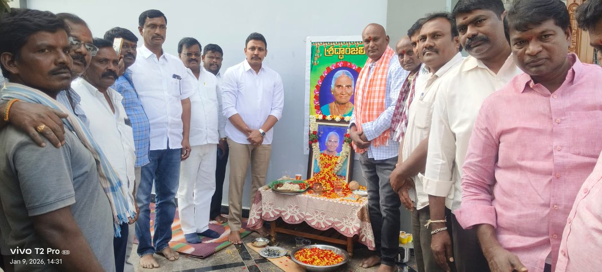 BagathNomula's tweet photo. హాలియా పట్టణం అనన్య వెంచర్ నందు కాంగ్రెస్ నాయకులు పొదిల్ల కృష్ణ గారి మాతృమూర్తి జానకమ్మ గారి దిశ దిన కర్మ కార్యక్రమంలో పాల్గొని వారి చిత్ర పటానికి పూలమాల వేసి, నివాళులర్పించడం జరిగింది. https://t.co/QMTnG6zt4I