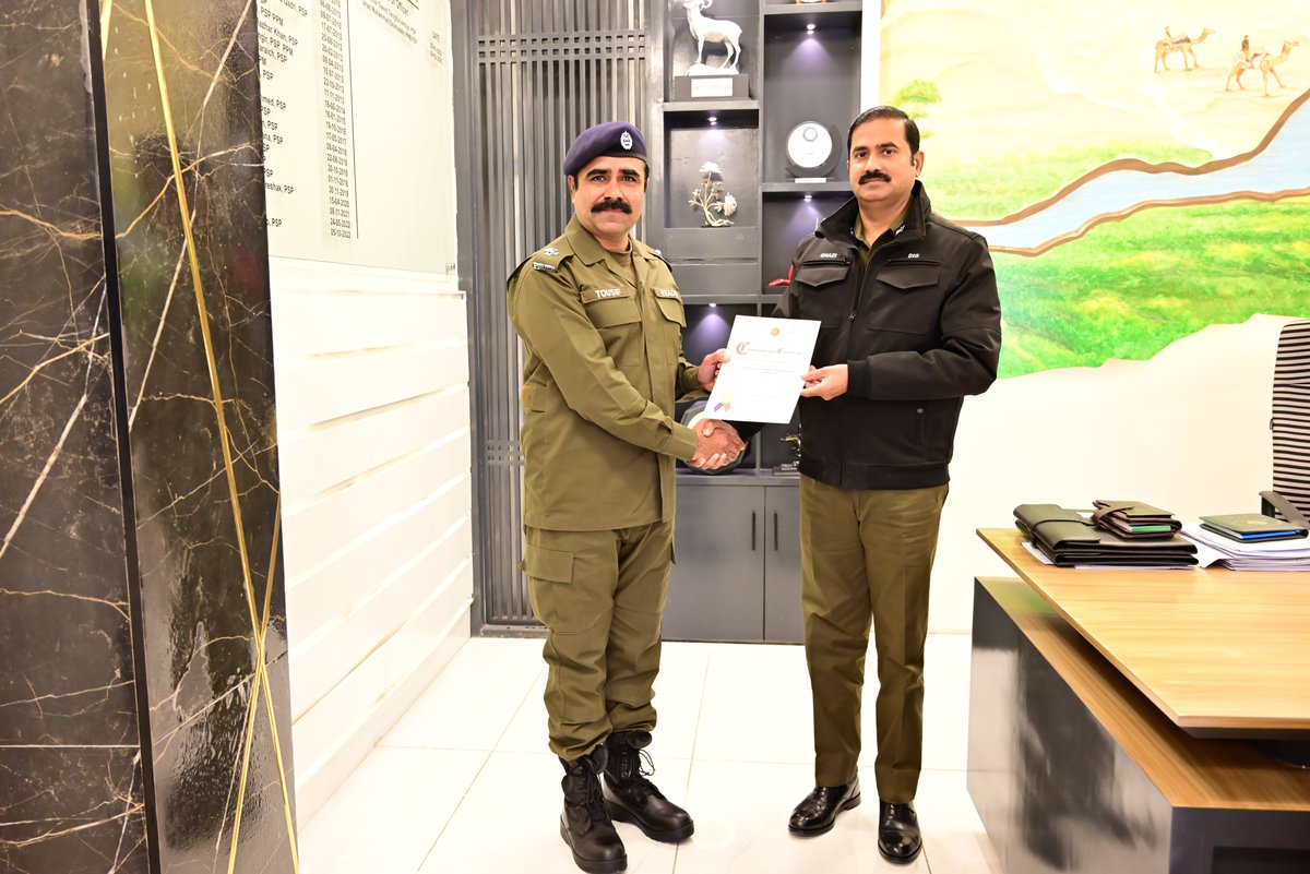 ہاولپور: ریجنل پولیس آفیسر بہاولپور غازی محمد صلاح الدین (پی پی ایم) کی جانب سے پولیس ٹیلی کمیونیکیشن بہاولپور میں تعینات اے ایس آئی توصیف اصغر کو دیانتداری اور فرض شناسی کے اعتراف میں تعریفی سرٹیفیکیٹ (CC-II) سے نوازا گیا۔