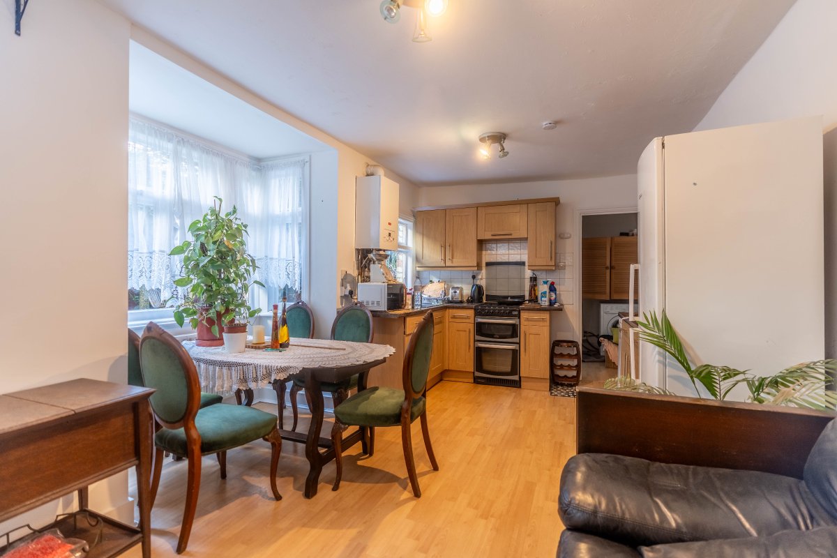 PP_Estates's tweet photo. New to market - 2 Bed Apartment, Glenthorne Road, London, £438.46pw. View details: https://t.co/aRPkQoV0Xb https://t.co/IMCzsfoXpb