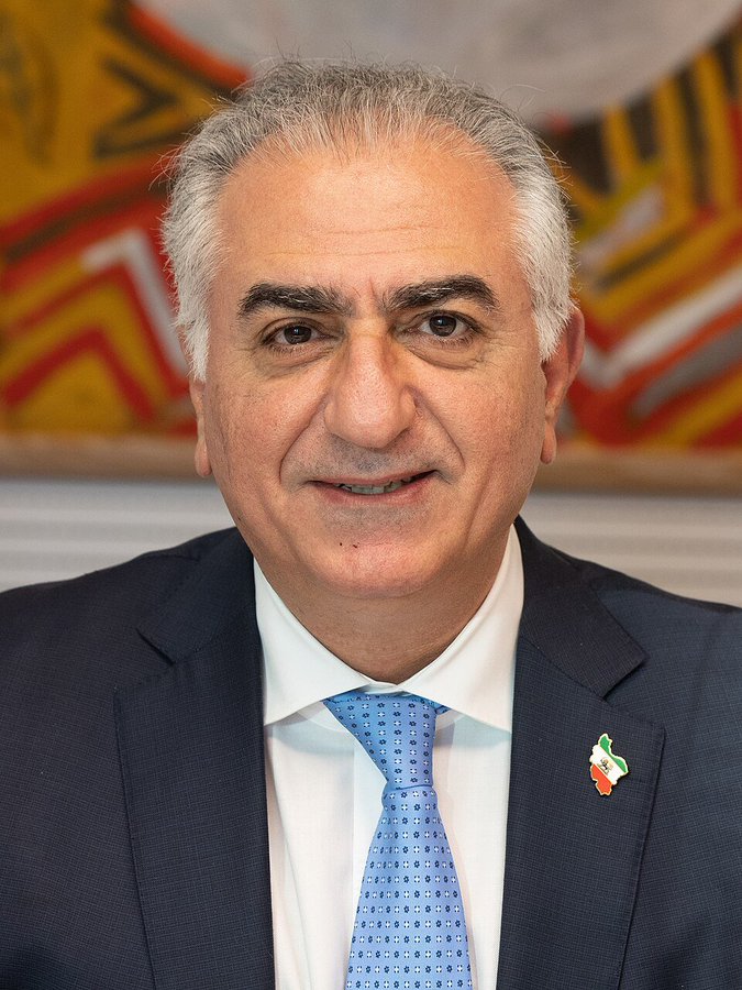 SamiSaysco's tweet photo. I don’t support either side. History should teach Iran a lesson. The best option is a leader like #Pezeshkian who can fix ties with the West and save the region from disaster.

The “king’s” family already plundered the country — it’ll happen again. The mullahs are no better. https://t.co/cJX0z53OOu