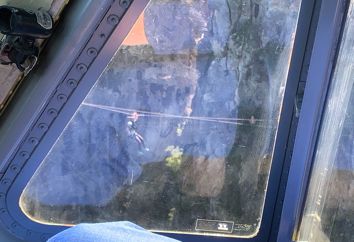 112rmurcia's tweet image. Bomberos del Consorcio de la #RegióndeMurcia a bordo del helicóptero MU010 de la @dgsce_RM han rescatado a una mujer que había quedado atascada en una tirolina, a 50 m. de altura, cerca de Casas Nuevas, #Mula. No ha precisado asistencia sanitaria.

ℹ️ noticias.112rmurcia.es/?p=14518
