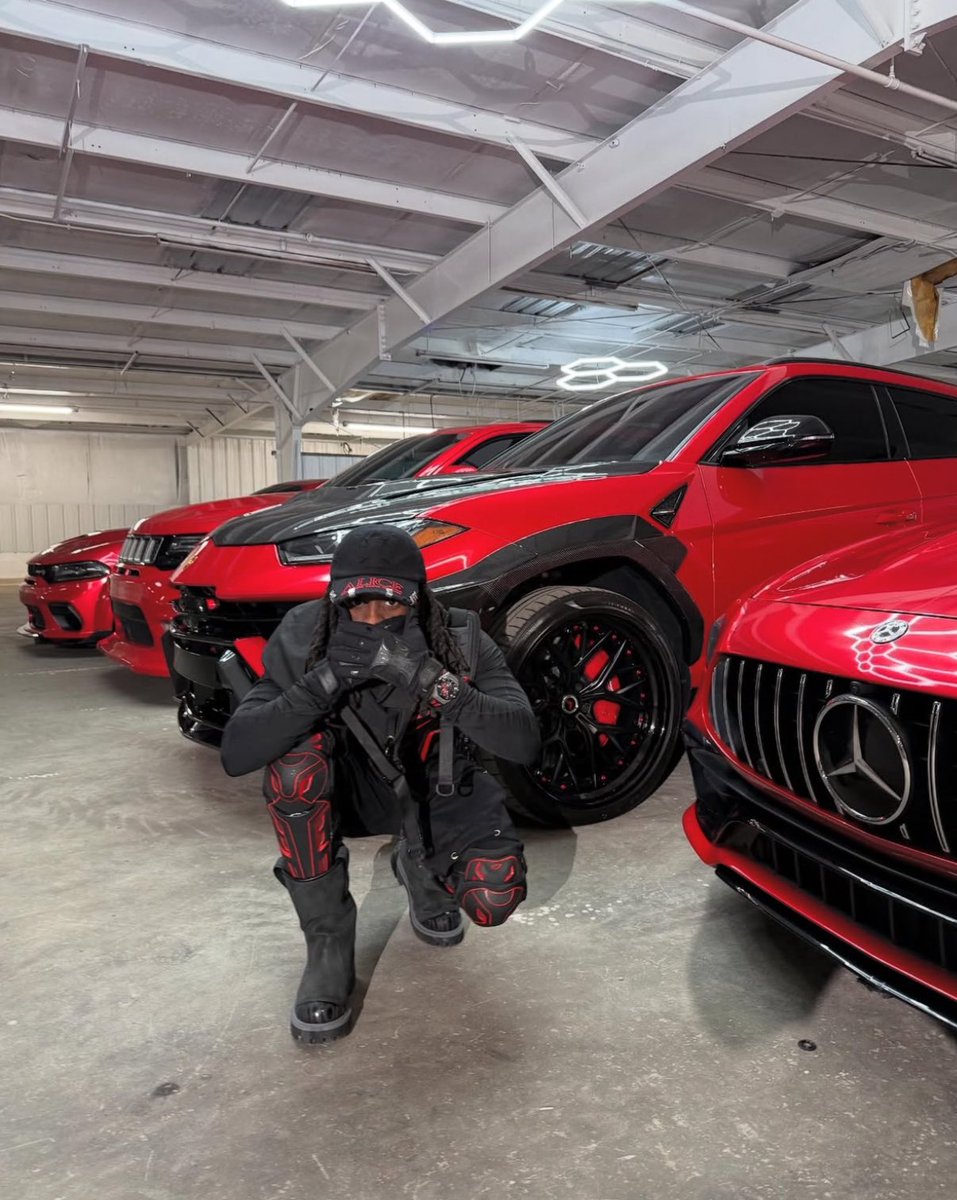 Beckkyyy55's tweet photo. Who's Richer. ?? 

Kai Cenat.🥷🏾                                 iShowSpeed ⚡ https://t.co/dnWZqGMUoC