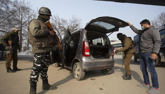 YunusKashmir's tweet photo. Ahead of #RepublicDay celebrations, #security has been significantly tightened across #JammuandKashmir. Additional #police and #paramilitary personnel have been deployed on highways, vital road links and #sensitivelocations to prevent any untoward incident. https://t.co/qKGQkGQe7m