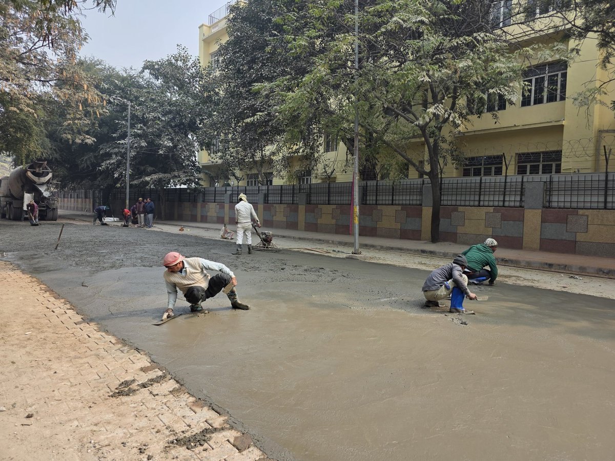 वसुंधरा एंक्लेव स्थित कालीबाड़ी मंदिर एवं गणेश मंदिर मार्ग के निर्माण कार्य का आज निरीक्षण किया। कार्य प्रगति पर है और जल्द ही सभी सड़कों का निर्माण पूर्ण कर जनता को समर्पित किया जाएगा।

हमारा निरंतर प्रयास है कि क्षेत्र में बेहतर सड़कें हो।

#developement #Beckysangels