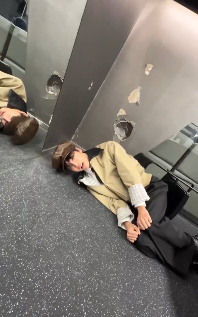 ddeonghwang's tweet image. what.. happened.. to the wall..????