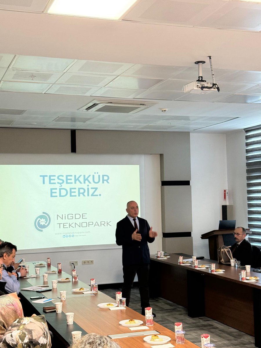 Niğde Milli Eğitim Müdürlüğü Kariyer Geliştirme ve Uygulama Merkezi (KARGEM) 'den sorumlu  Şube Müdürü Sn. Sezai DEMİRHAN, KARGEM yetkilileri Sn. İhsan UĞRAŞ ve Sn. Sinan DEMİRKIRAN ile ilimiz Mesleki Eğitim Kurumlarında görev yapmakta olan idareci ve öğretmenlerimizle Niğde