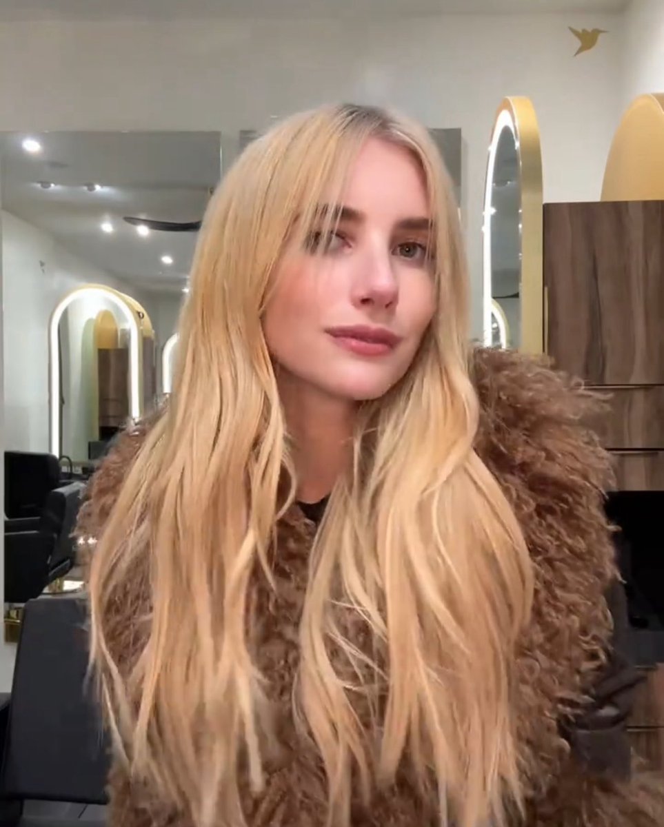 Emma Roberts est de retour avec les cheveux blonds. Le tournage de AHS saison 13 commence dans un peu plus d'un mois 👀