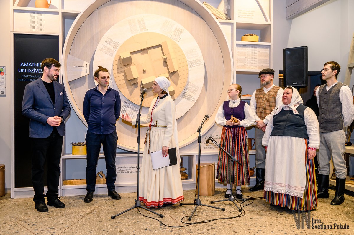 👏Vienības nama Tradīciju mājā atklāta Amatniecības un dzīvesziņas ekspozīcija, kas veltīta latgaļu sētas pasaulei – vietai, kur cauri gadalaikiem ritēja cilvēka ikdiena, darbs un ģimenes dzīve. 
📌Vairāk informācijas:
visitdaugavpils.lv/tradiciju-maja…
#daugavpils