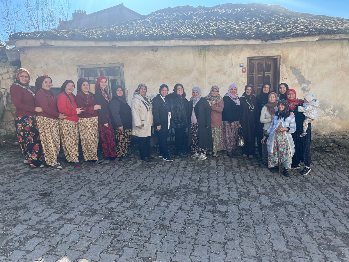 AKKadinBigadic's tweet photo. Bugün Yeniköy Mahallesi dikiş kursunun misafiri olduk. İçten ve samimi bir şekilde karşılandık. Hep beraber istişarelerde bulunduk. Yaşlı bir Teyzemize ziyaret etme fırsatı bulduk. 
  Yeniköy mahalle sakinlerine misafirperverlikleri için çok teşekkür ederiz. https://t.co/LWQHQjDni1