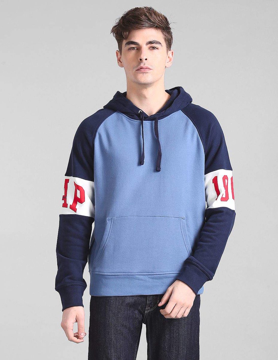 才发现我颜色最丰富的衣服是这件 GAP 的卫衣……其他甚至几乎都是纯色。当然这件当初也是清仓断码优惠在买的。