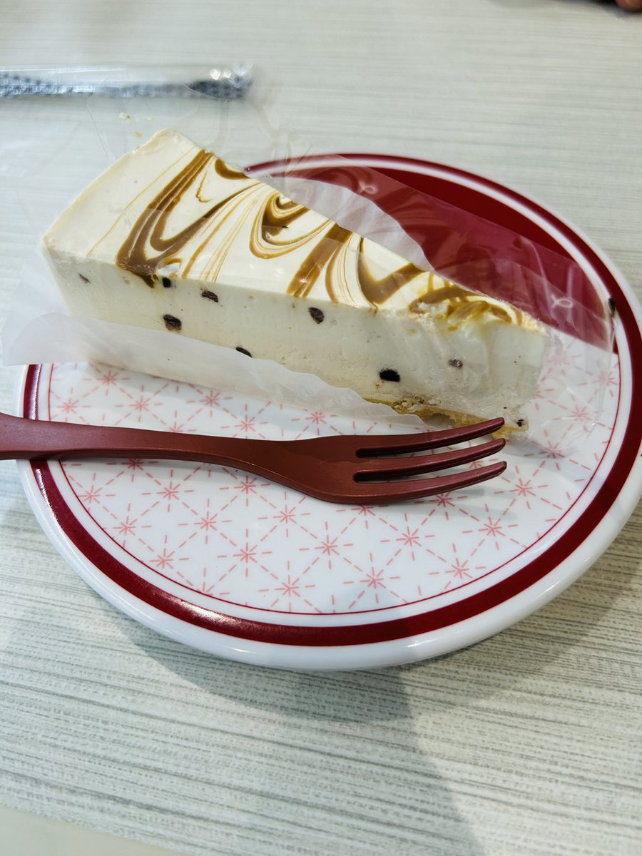 もうすっごいルンルン♪( ◜ω◝و(و "
食べたかったお寿司やっと行けた🍣💕
いーっぱい食べた！
3人ではま寿司で8000円ꉂ🤭

寿司寿司ケーキ寿司寿司アップルパイ寿司ケーキ無限に食えそうだったから止められた=͟͞🍣