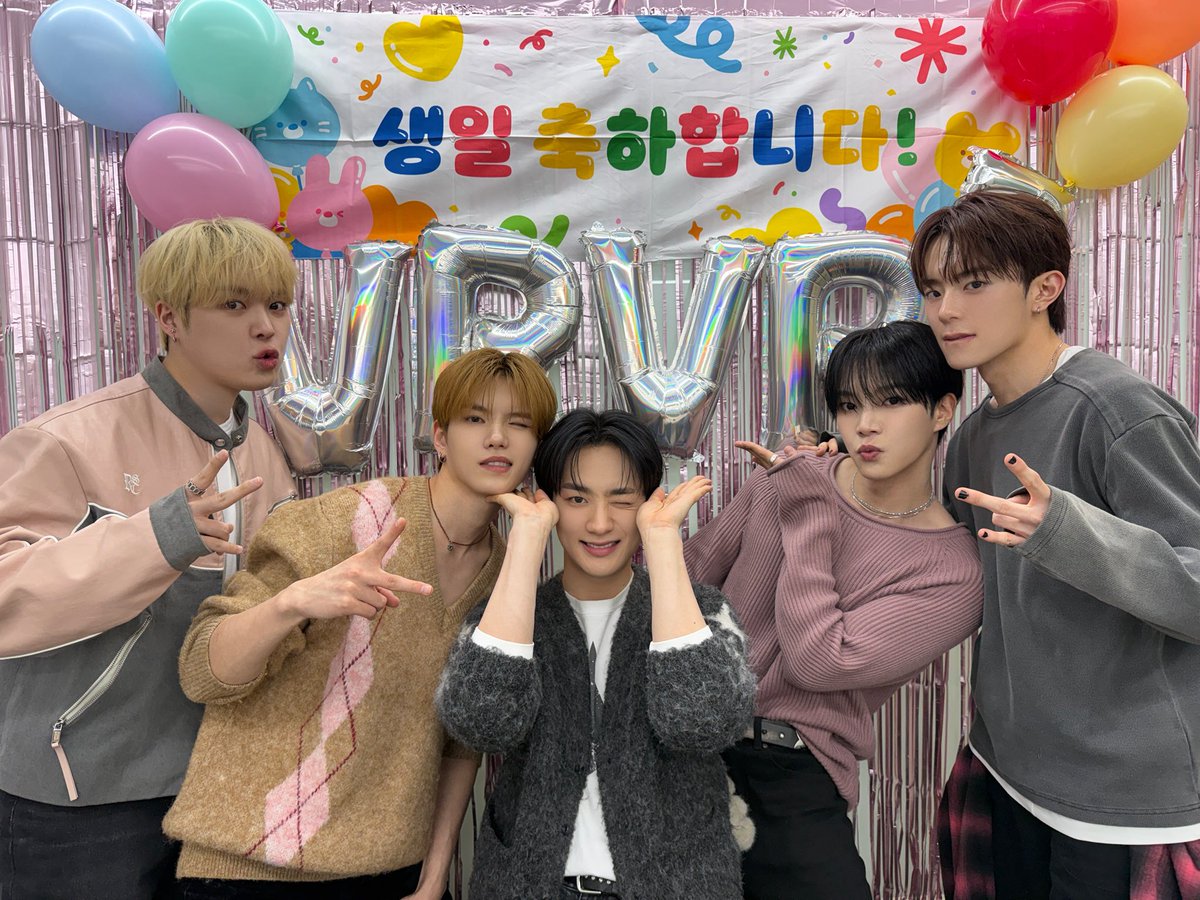 the_verivery's tweet image. [📸]
2026.01.09
#VERI_LUCKY_BIRTHDAY

베러들과 함께해서 행운 가득했던
벨벨이들의 7살 생일파티🎂
 
앞으로 더 무럭무럭 클 베리베리,
다음 생일도 또 같이 해요 약속💜🤍

#베리베리 #VERIVERY #VRVR