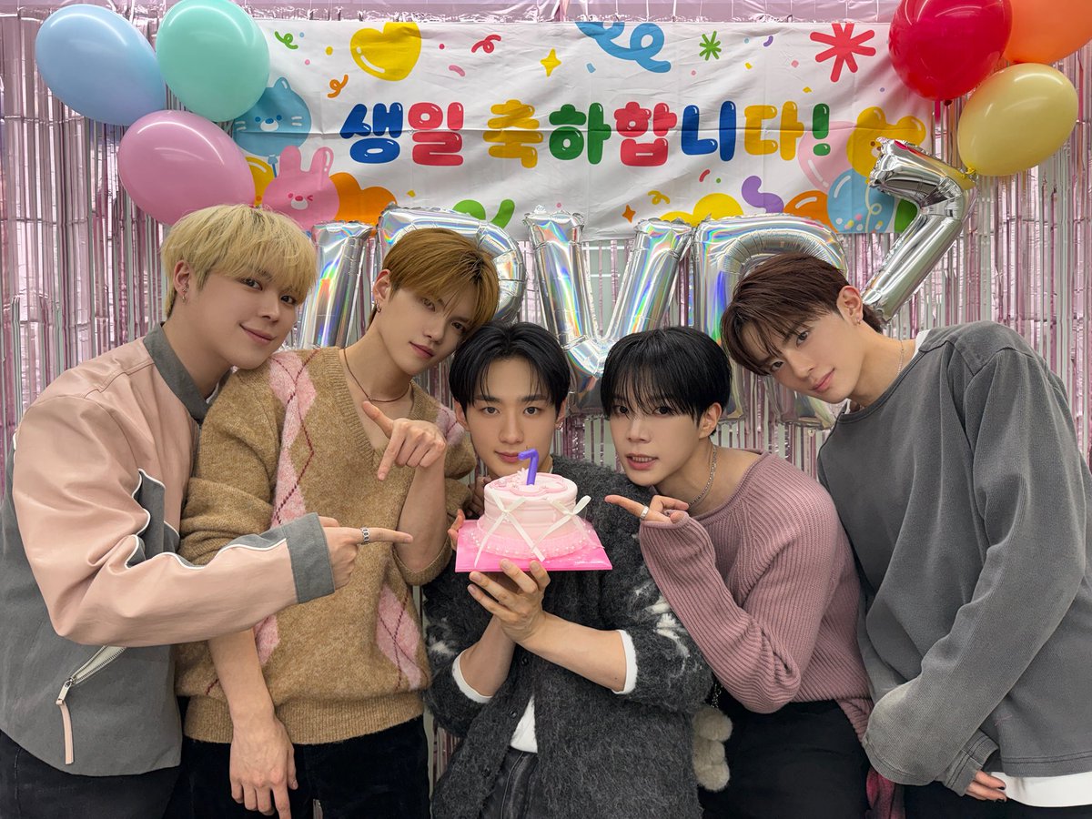 the_verivery's tweet image. [📸]
2026.01.09
#VERI_LUCKY_BIRTHDAY

베러들과 함께해서 행운 가득했던
벨벨이들의 7살 생일파티🎂
 
앞으로 더 무럭무럭 클 베리베리,
다음 생일도 또 같이 해요 약속💜🤍

#베리베리 #VERIVERY #VRVR