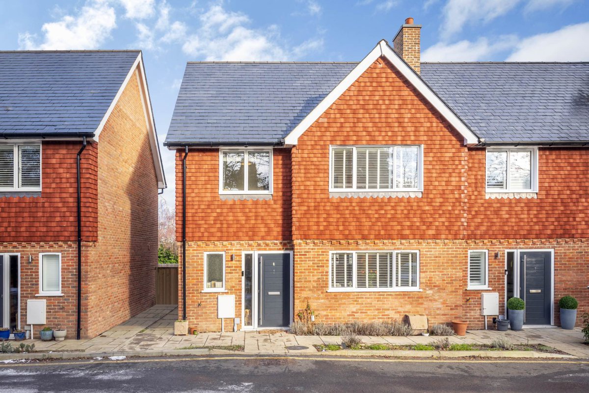 NEW LISTING IN TUNBRIDGE WELLS! GUIDE PRICE £550k: Stylish contemporary 3-bedroom house with 2 allocated parking spaces in exclusive development
flyingfishproperties.co.uk/property-for-s…
.
.
.
#tunbridgewells #tonbridge #bidborough #southborough #penshurst