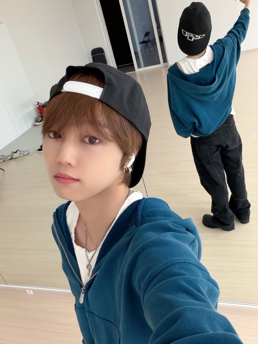 YOUNITE_twt's tweet photo. NEW ‼️ 거울 맛집　。🪞

#은호 #EUNHO https://t.co/yzuY7usXkz