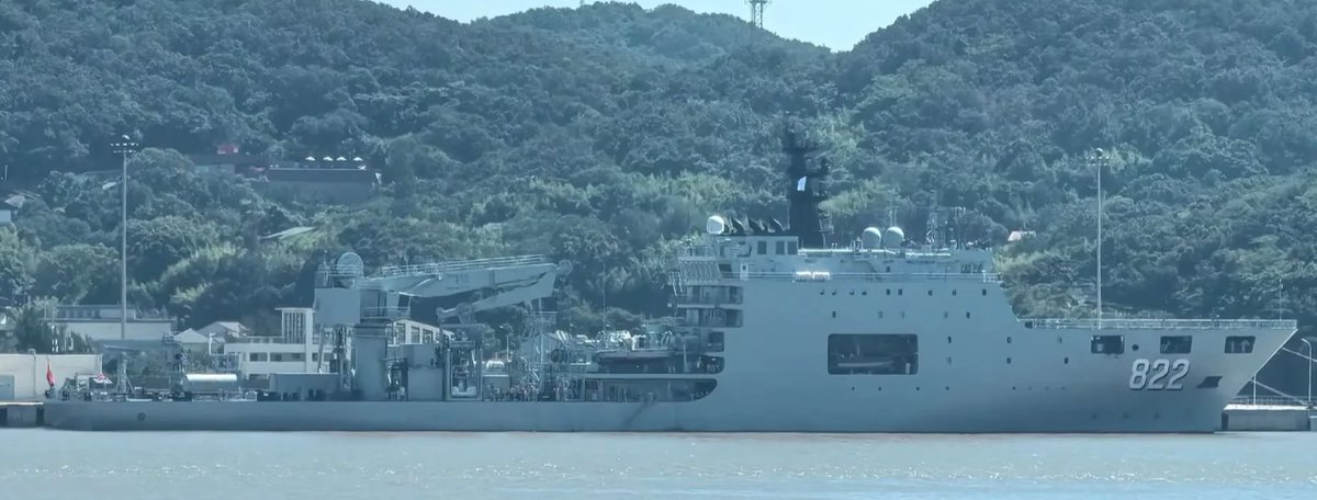 PRC_Dragon's tweet image. 我看到，海军目前在大量下水服役救生船，2025年，海军一年下水服役1艘927型1万4千吨，未知型号3艘8000吨打捞救生船。