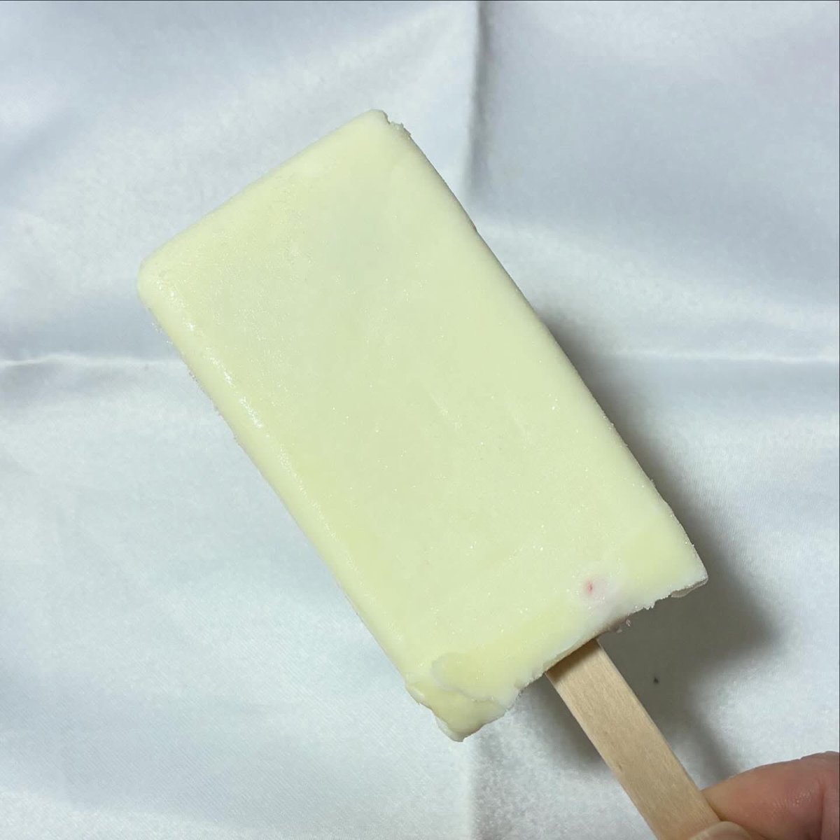 【1月9日(金)の〆アイス】昨年12月16日に発売されたローソン限定商品。歯ざわりねっちり喉ごしツルンの杏仁ミルクアイスは優しい味わい。いちごソースは酸味と甘味のバランス良くアイスに効果的なアクセント。美味しい。
『濃厚杏仁ミルクアイスバー　いちご』 ★★★★★
#アイス #森永乳業