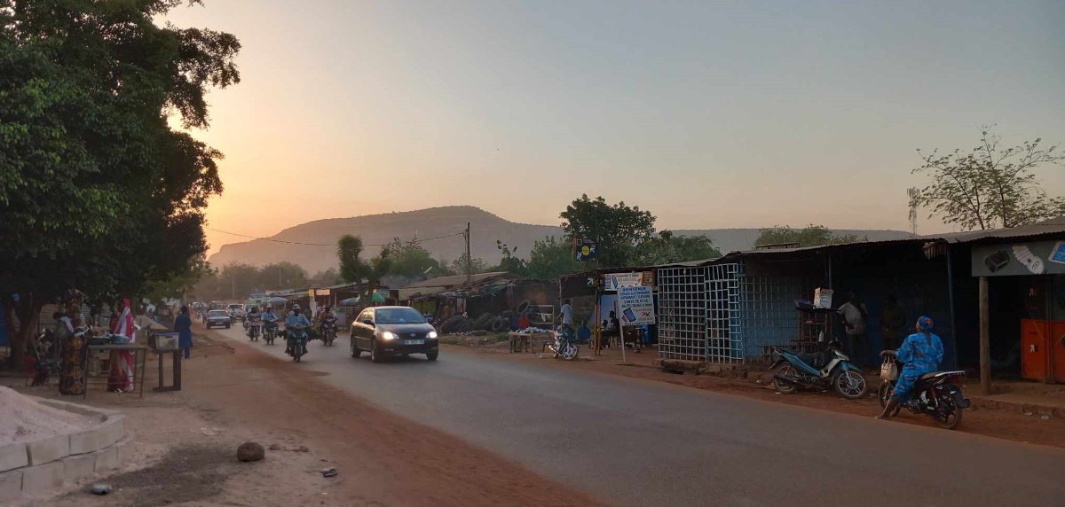SahelAlerte's tweet photo. Mali 🇲🇱

Dans la région de Kita, 57 villages ont conclu des accords de non-agression avec le JNIM, moyennant 500 000 FCFA par mois chacun, soit 28,5 millions FCFA mensuels au total.

À quelques kilomètres de la capitale, les populations se retrouvent sans protection effective.
Pendant ce temps, Bamako fait face à des coupures d’électricité dépassant 20 heures sur 24, et le carburant est devenu extrêmement rare, alimentant une flambée des prix sur le marché noir.

Une situation sécuritaire et sociale de plus en plus critique aux portes de la capitale.
