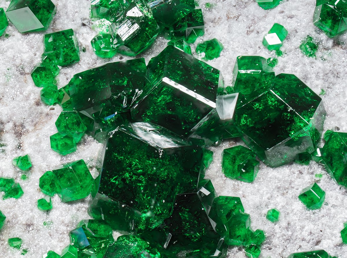 灰クロム柘榴石（Uvarovite）
画像幅 7mm