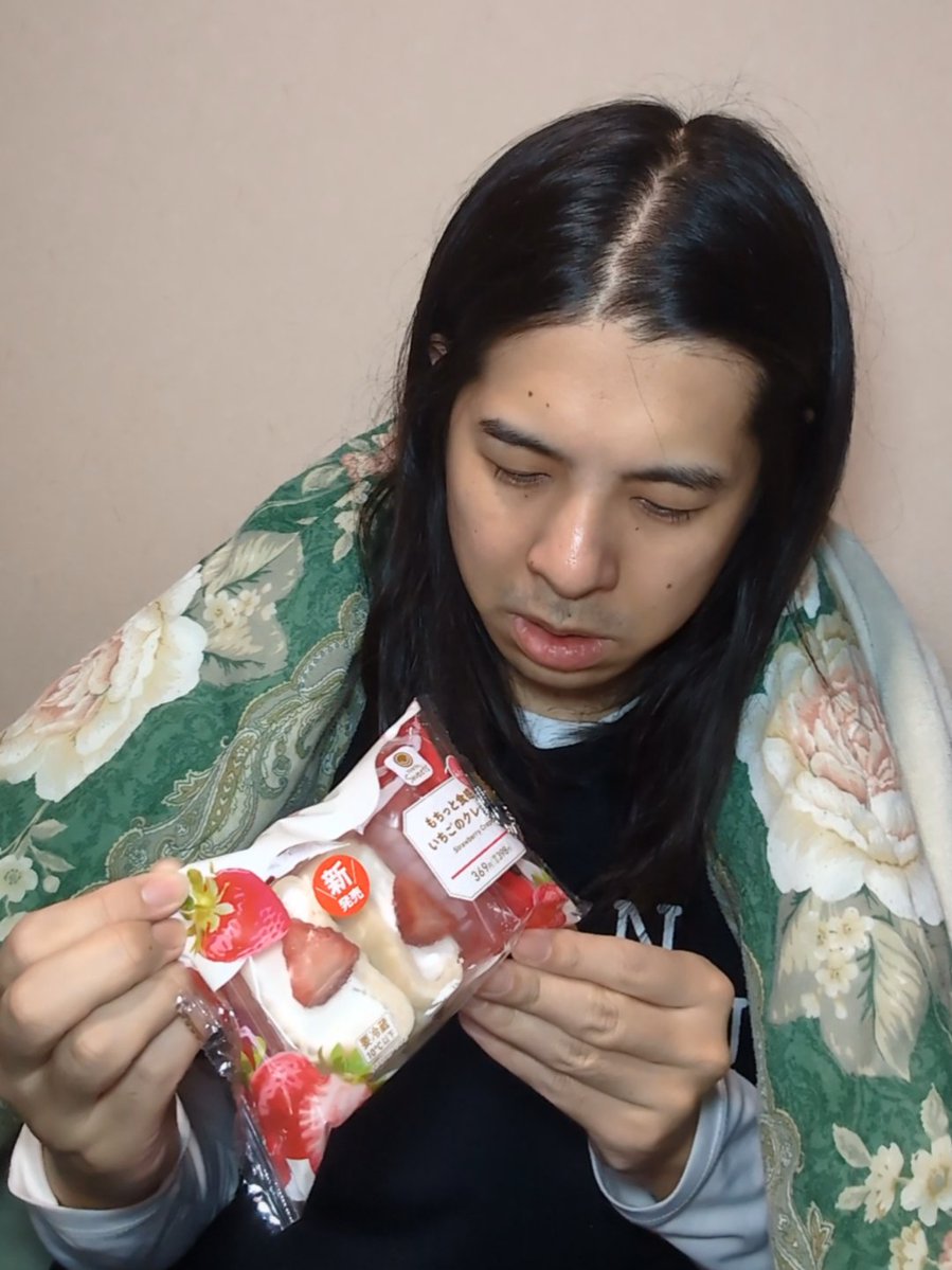 c_maina_saida's tweet image. ギャンブルで大負けして今月本当にヤバいけど我慢出来ずにちょっといいコンビニスイーツ買っちゃった人
#せつない人モノマネ