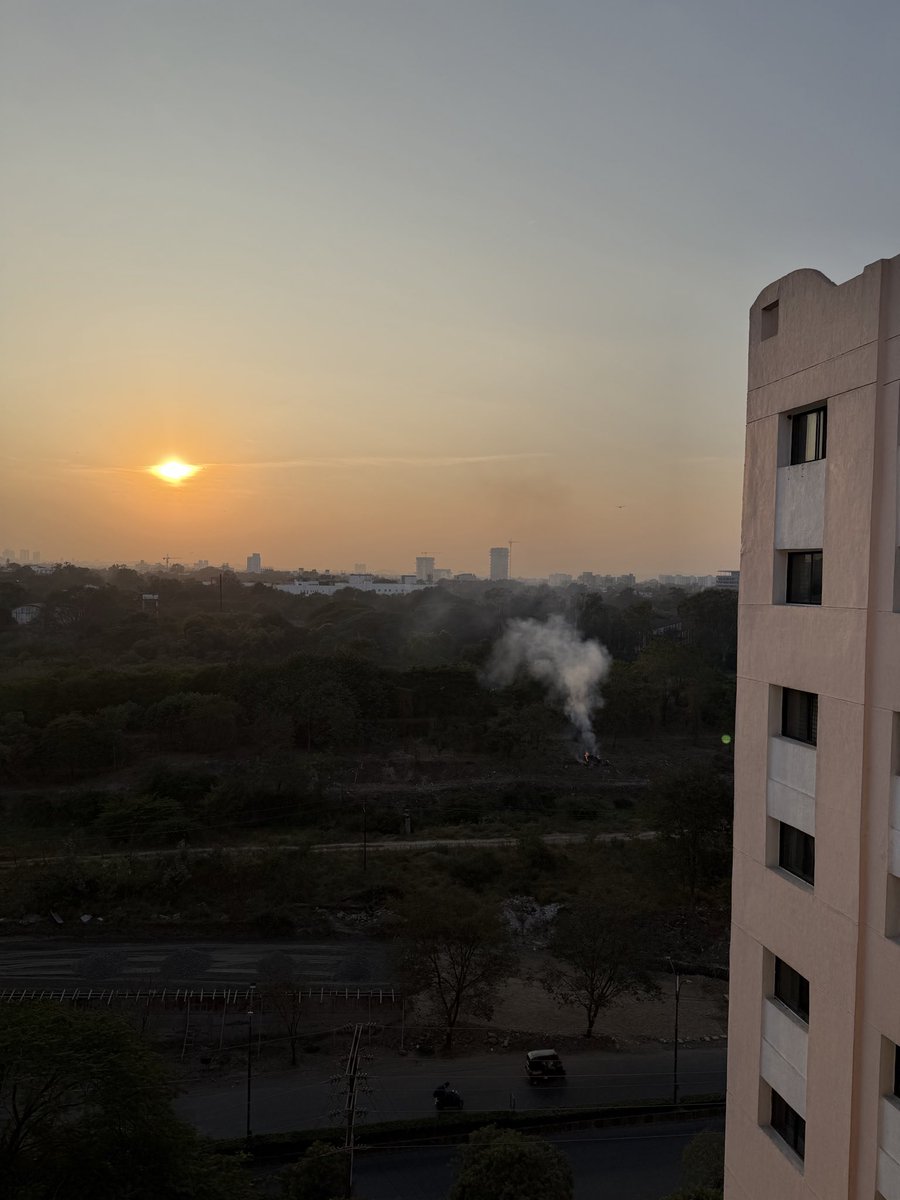 vishalsingh_403's tweet photo. #beautifulsunset #pmcpune style.

@PMCPune #hadapsar #garbagefires are uncontrolled.

#pune city’s #AQI is 330+ on a regular basis and they blame it on cold at 24d C.

@mpcb_official is useless. 
@CMOMaharashtra  doesn’t care.
Waiting for #biggertragedy to happen.

@punekarnews https://t.co/A4XHgg5GoL
