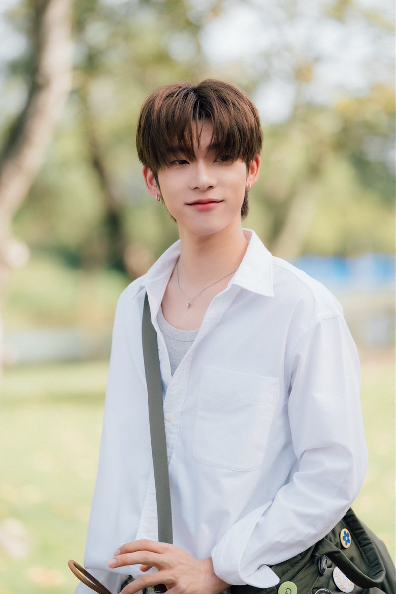 twnpich's tweet image. สวัสดีครับ ผมตี๋ตี๋ รับบทเป็น "ด้วง" เองค้าบ ฝากผลงานซีรีส์เรื่องแรกของผม ในฐานะนักแสดงนำ กับซีรีส์ "ด้วงกับเธอ" ด้วยนะครับ ตั้งใจมากเลย ผมรักด้วงมาก ๆ และก็รักคุณฉินด้วย อิอิ ขอบคุณพี่กล้า พี่มะเหมี่ยว อุนป๊าอช พี่กิ๊ก และทีมงานทุกคน อยากบอกว่าตั้งใจมากจริง ๆ ฝากแฟน ๆ…