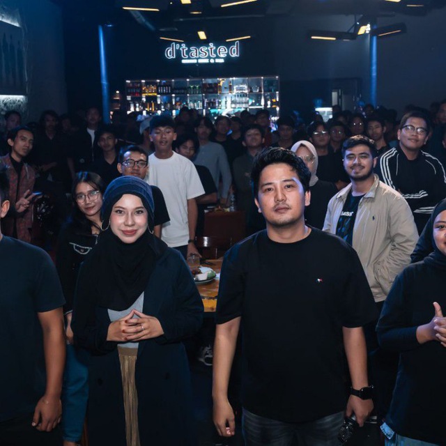 Autosultan_team's tweet photo. Ternyata udah 1 tahun saya kerja di @BitgetWalletID  sebagai ambasador 

Banyak experience yang kita lalui dan bangun bersama : 

• Bantu manage kols yang beraneka ragam dan ber aneka sifat ✅
• Ngejer kpi sampe pusing ✅
• Bikin event ofline di banyak kota ✅
• Create local (daerah) comunity agar terjadi continutias after event ✅

Dan lain sebagai nya … 

➥ Bagi saya kerja di web3 “ambasador” itu bukan hanya title melainkan identitas.

Maka dari itu selama bekerja di bitget saya tidak menerima tawaran project lain. 

Ini bukan karena tentang “gaji” atau task melainkan di bgw saya merasa semua lapisan nya seperti keluarga 

Cc : @DownceC   @Mustofa8514_  @boahamncook  

Note : hari ini akhir nya tiba karena satu dan lain hal saya izin pamit dari bitget wallet 

Terimakasih atas experience dan kepercayaan nya untuk membangun bersama satu tahun ini 💕💕