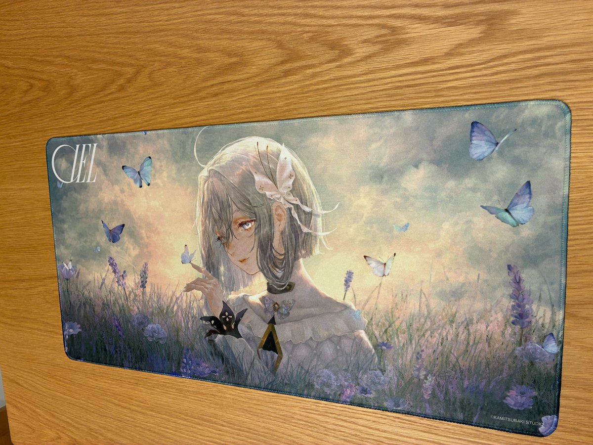 ✳︎ #CIELライブ再晴 GOODS紹介✳︎
🦋アクリルパネル&amp;デスクマット

shironeさんに描いていただいたキービジュアルがアクリルパネルとデスクマットになりました！
素敵なイラストなのでぜひデスクに飾ったり敷いたりしてくださいね🦋

【受注期間】
1/13（火）13:00〆切

【購入はこちら】