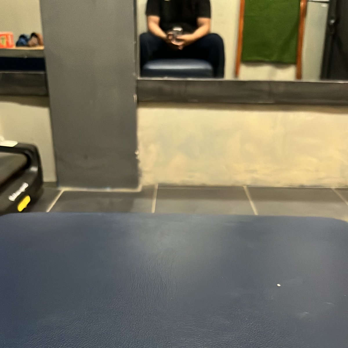 28Sep2004's tweet image. Monyet legpress segini langsung kena lower back gw, cuma bisa duduk tolong