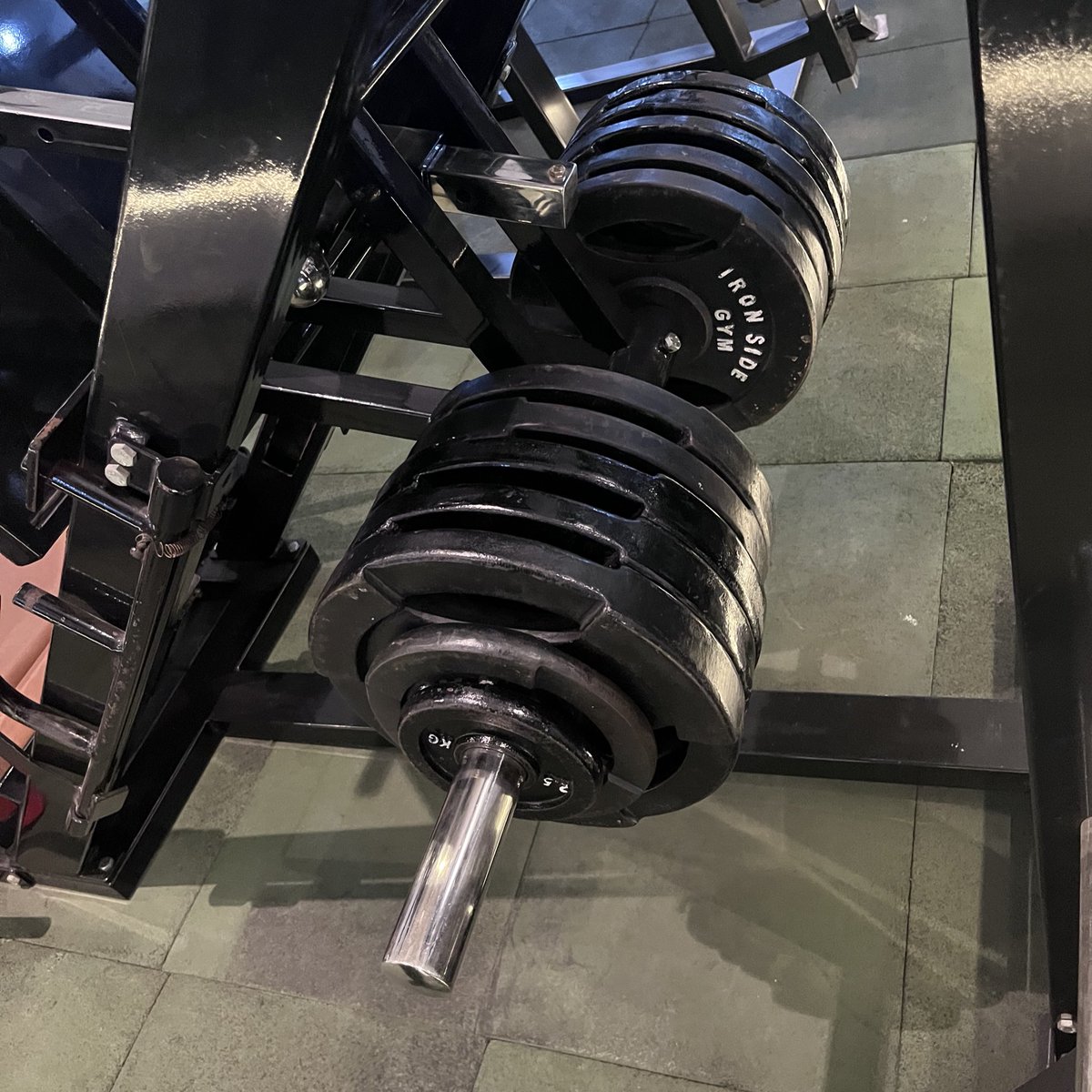 28Sep2004's tweet image. Monyet legpress segini langsung kena lower back gw, cuma bisa duduk tolong