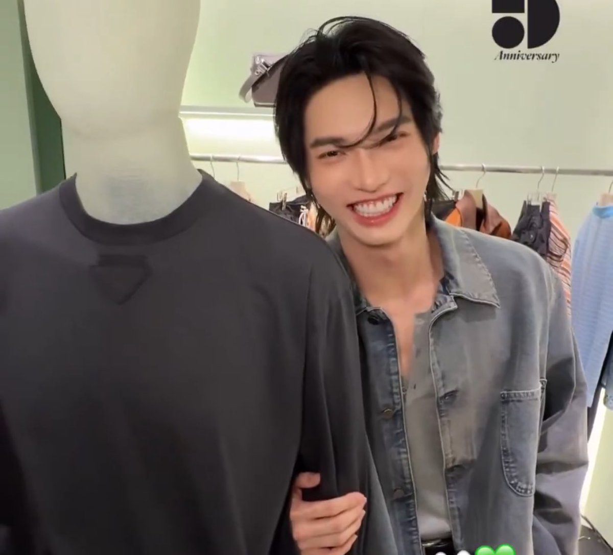sgope985's tweet photo. he even has chemistry with mannequins😭 https://t.co/nJs8ZgeRh7