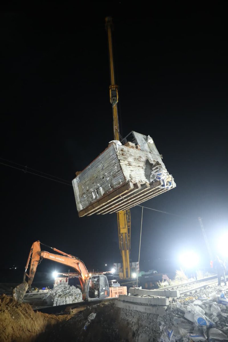 ಚಲ್ಲಘಟ್ಟ ರೈಲ್ವೆ ಅಂಡರ್‌ಪಾಸ್‌ ಕಾಮಗಾರಿಯ ಅಪ್ಡೇಟ್‌:

•ನಾಡಪ್ರಭು ಕೆಂಪೇಗೌಡ ಬಡಾವಣೆಯಿಂದ ಮೈಸೂರು ಹಾಗೂ ಮಾಗಡಿ ರಸ್ತೆಗೆ ಸಂಪರ್ಕ ಕಲ್ಪಿಸುವ ನಿಟ್ಟಿನಲ್ಲಿ ಬಾಕ್ಸ್‌ ಪುಶಿಂಗ್‌ ತಂತ್ರಜ್ಞಾನ ಬಳಸಿ ಚಲ್ಲಘಟ್ಟ ಸಮೀಪ ನಿರ್ಮಾಣ ಮಾಡಲಾಗುತ್ತಿರುವ ರೈಲ್ವೆ ಅಂಡರ್‌ಪಾಸ್‌ ಕಾಮಗಾರಿಯ ಮಹತ್ವಪೂರ್ಣ ಹಂತವನ್ನು ಪೂರೈಸಿದೆ.

•ಮೊದಲ ಹಂತದಲ್ಲಿ