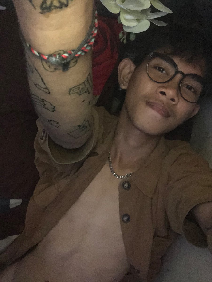 gatautwit's tweet photo. Hi update kehidupan di awal tahun ini, kayaknya aku pngen resign, cape bgt rasanya pdhl baru episode 9 season ini rasanya lambat bgt nih hari, ku kira udh mau tgl 20 an loh 😭😭

Btw aku gabut bgt, ajakin kmn gtu yok, aku menerima segala ajakan ygy

#gaysurabaya 
#gaysby https://t.co/BquW3aLIiz