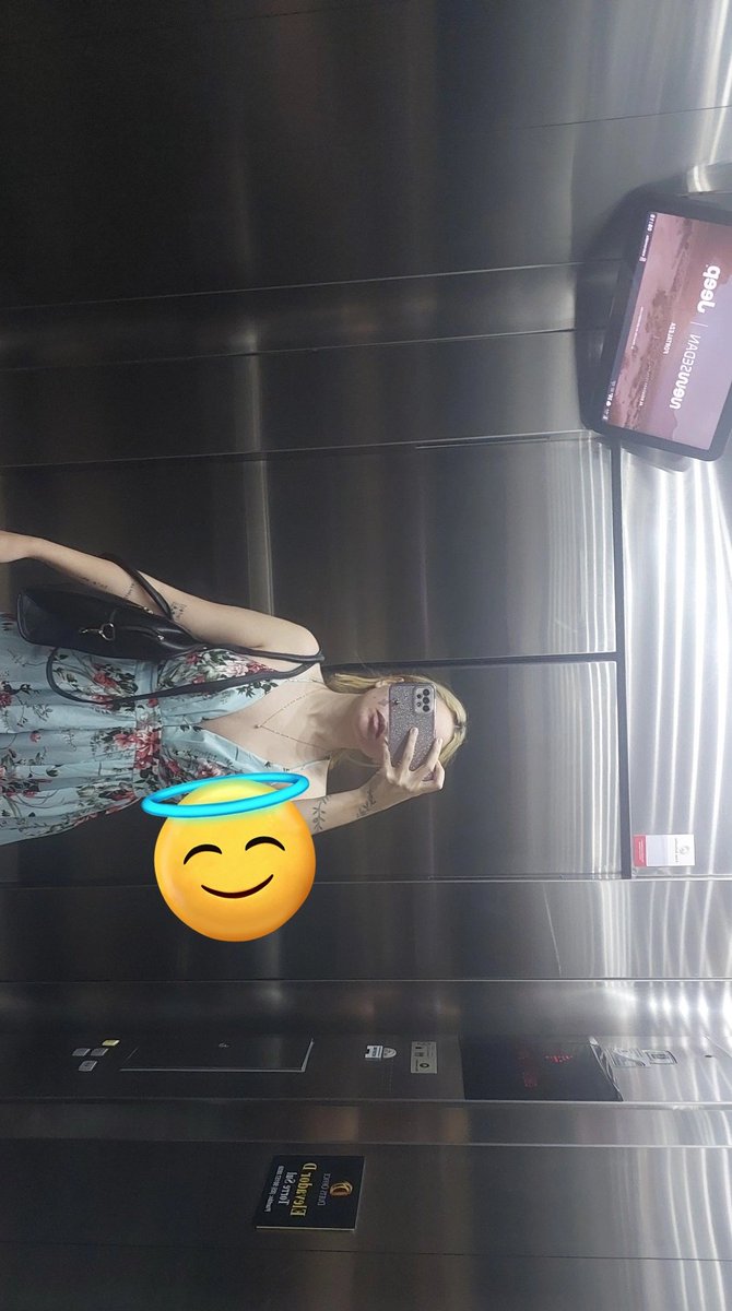 Hoje nem o cabelo pentiei só amarrei com a maior feiura do mundo e tá aquir todo mastigado graças a Deus