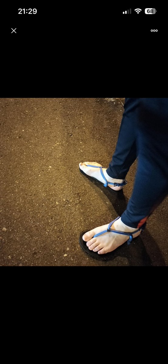 13kmワラーチラン！
指先だけがひたすら寒くて痛い…さすがに夜は無理か…

帰ってからお湯かけたらそれはそれで痛い😱

#ワラーチ
#BAREFOO
#ランニング