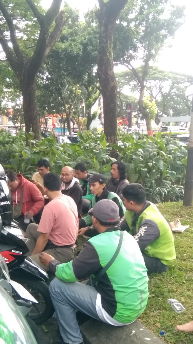 Driver_nyender's tweet photo. cerita ojol,, nyender,nongkrong and kumpul di pinggir jalan,
#Ojol #gojek #NoBaper https://t.co/ljWPlZHOlm