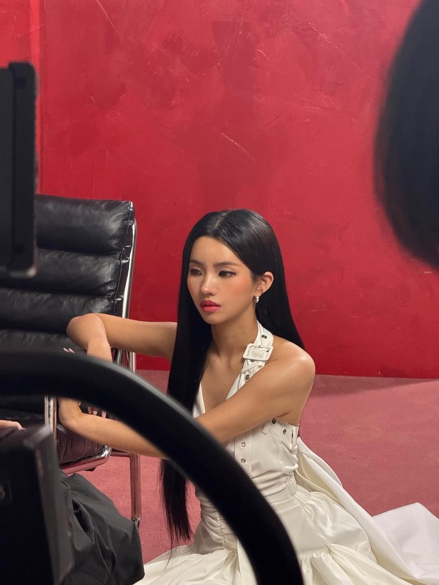 kennyjennybenny's tweet image. Soyeon really said fuck whitewashing and posted the unwhitewashed version